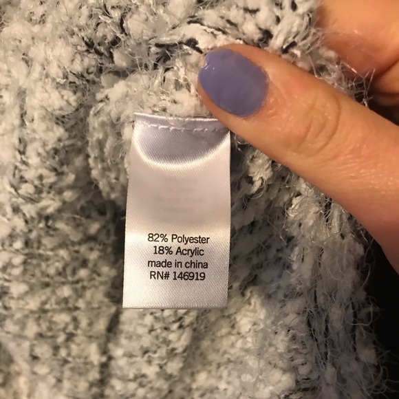 Fuzzy sweater - Picture 4 of 5